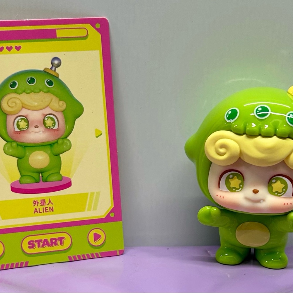 Q-Kid Green Alien Collection Bean with Collectors Card